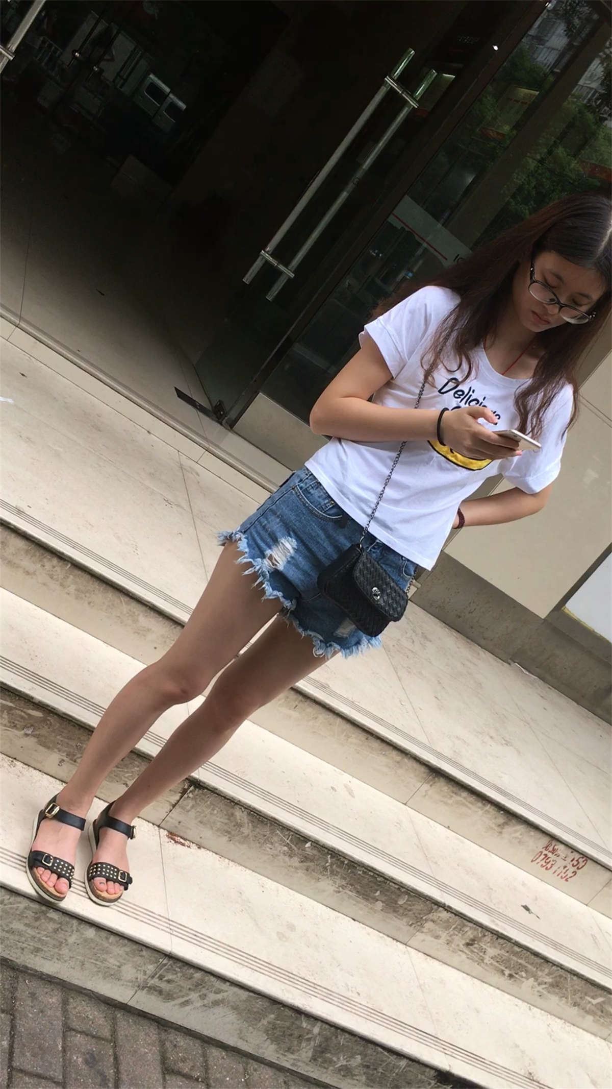 银行门口遇见的大长腿热裤妹子