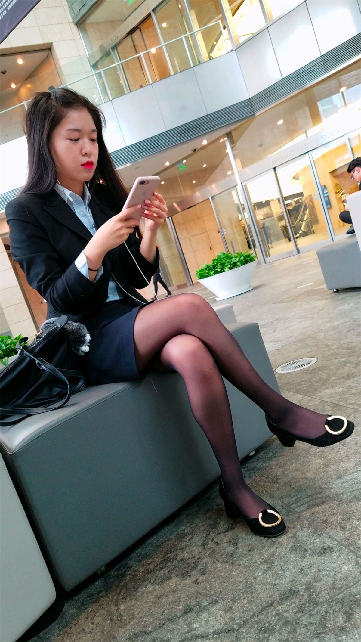 黑色制服高跟少女