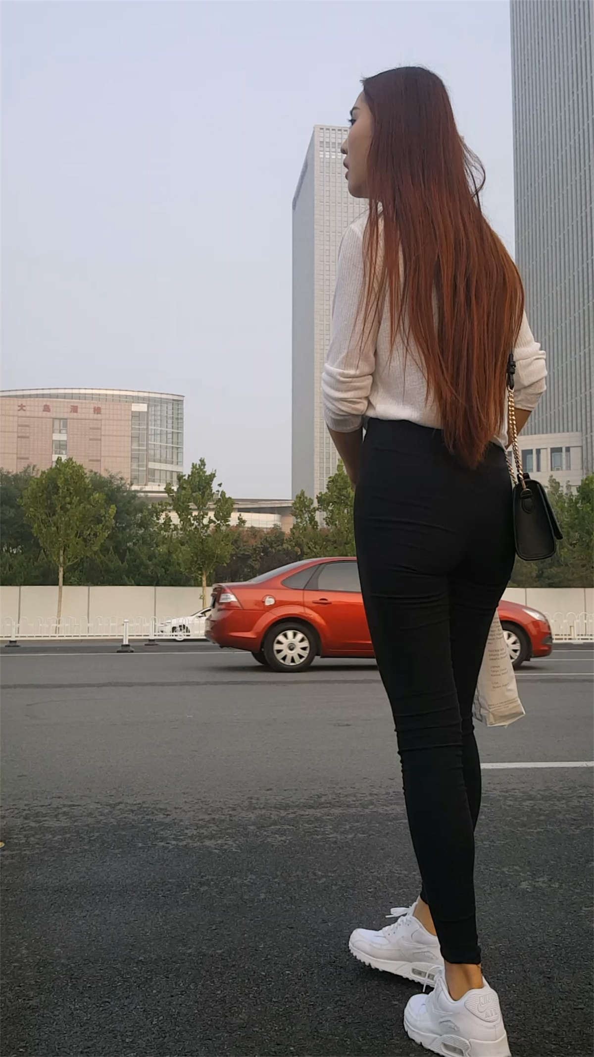 黑色长裤气质美女