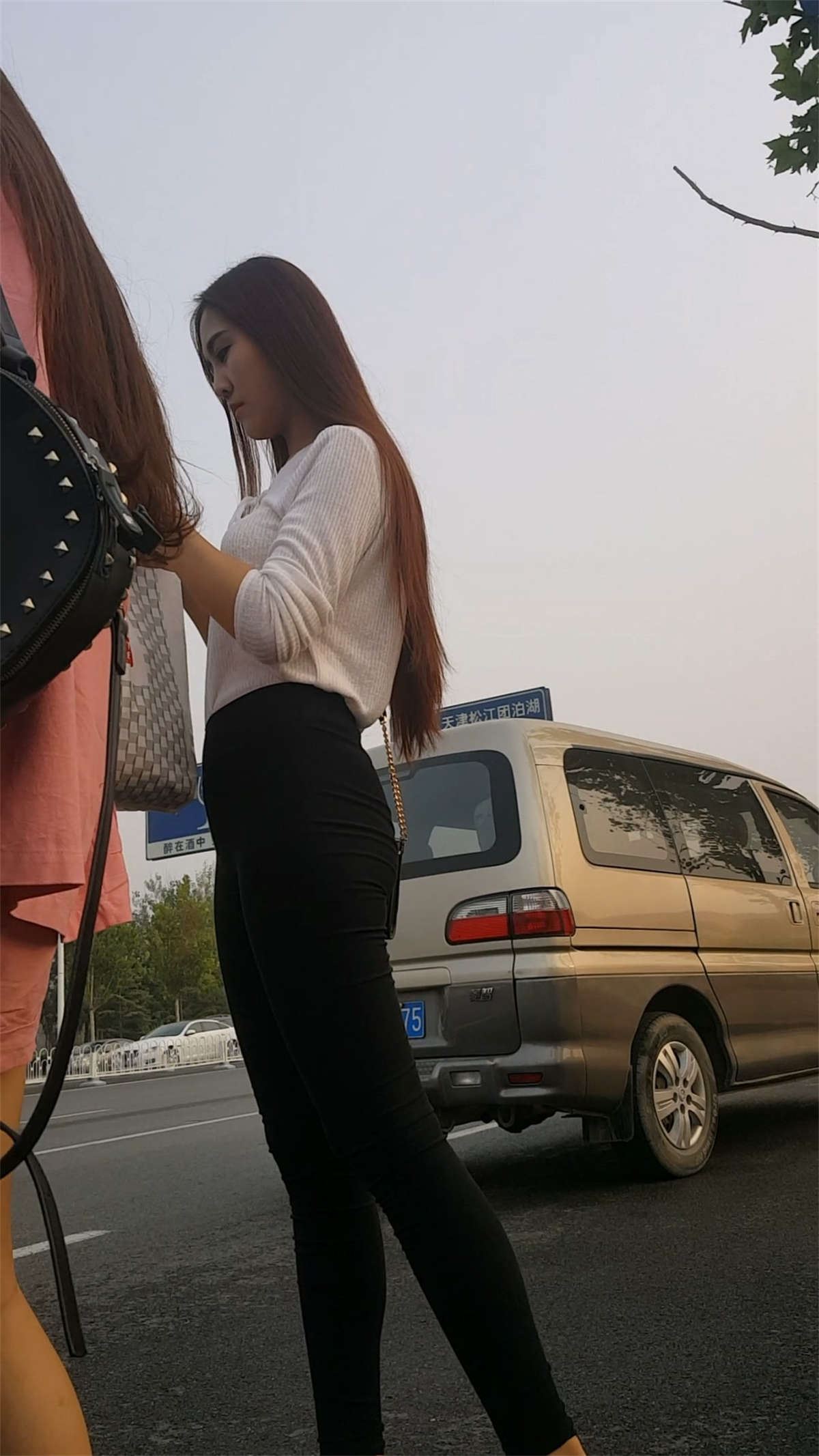 黑色长裤气质美女
