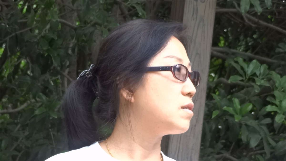坐在花坛旁休息的少妇