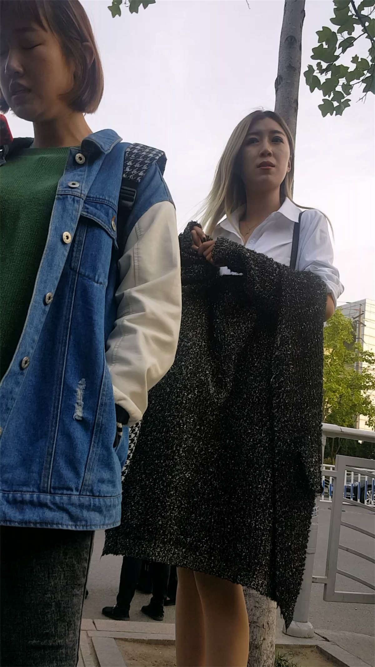 长腿牛仔裤美女