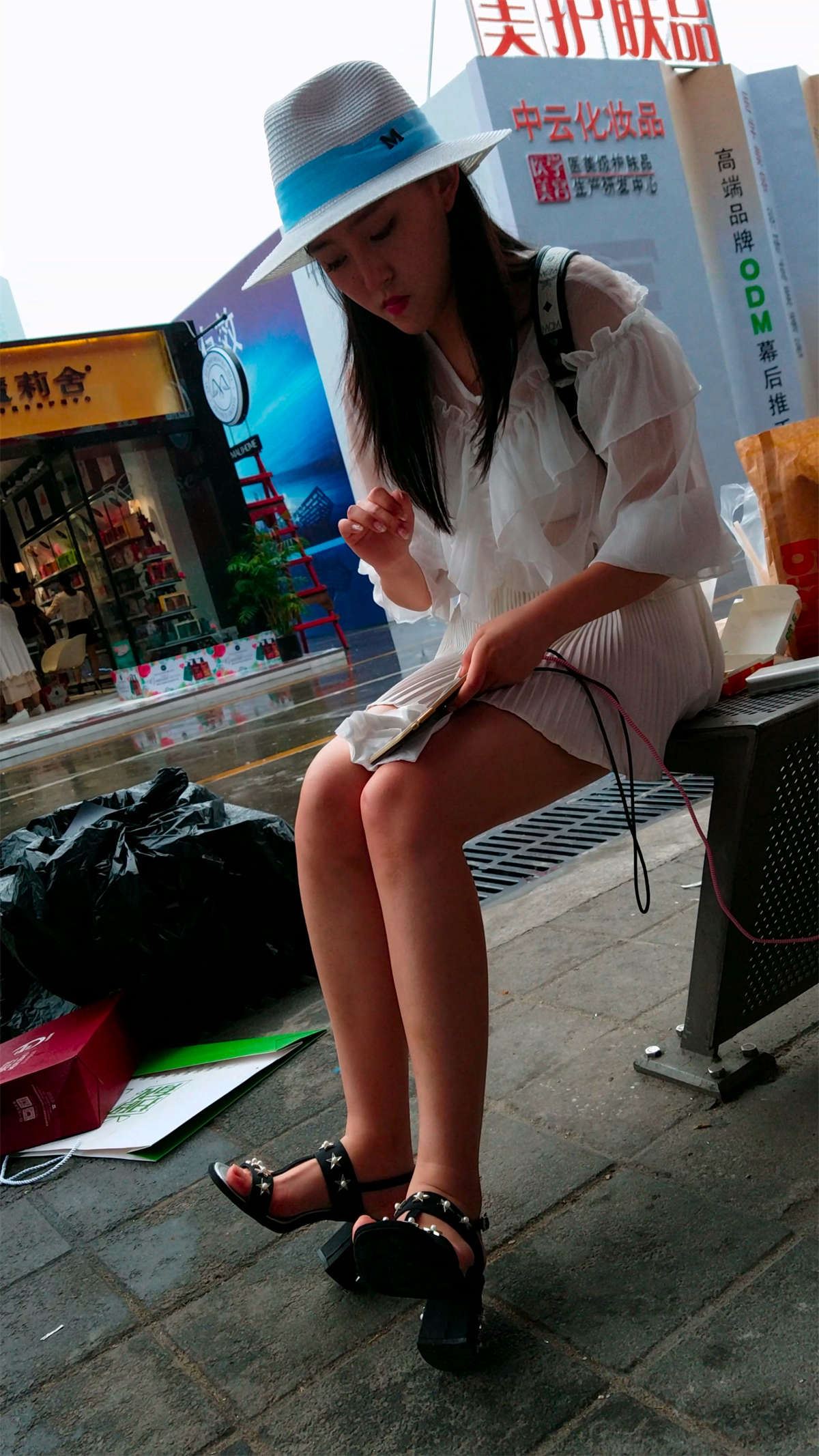 白色连衣短裙黑色高跟美腿漂亮MM