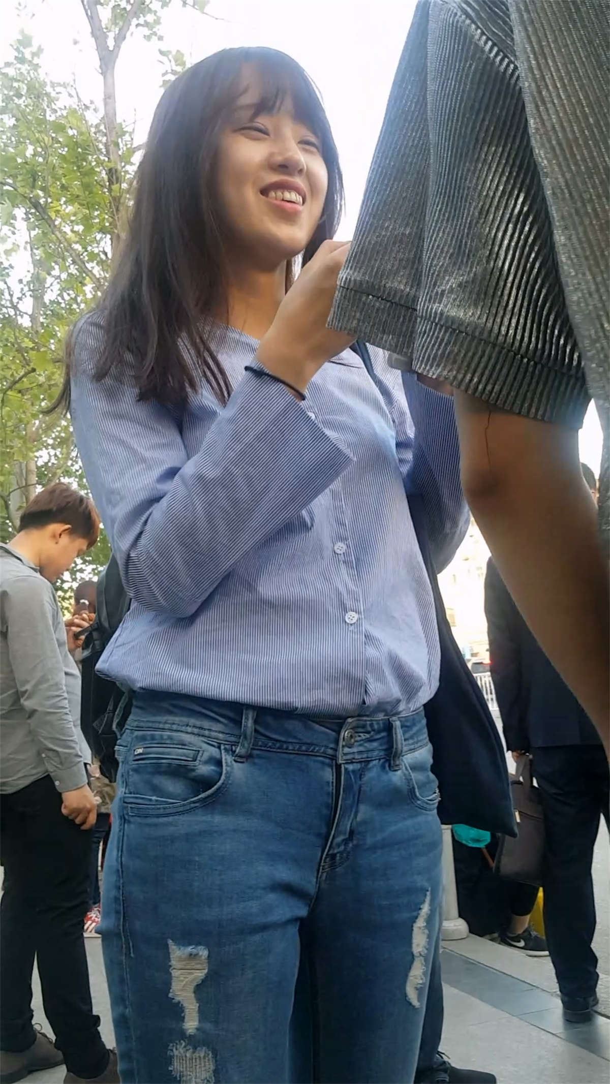 等公交车的蓝色牛仔裤美眉
