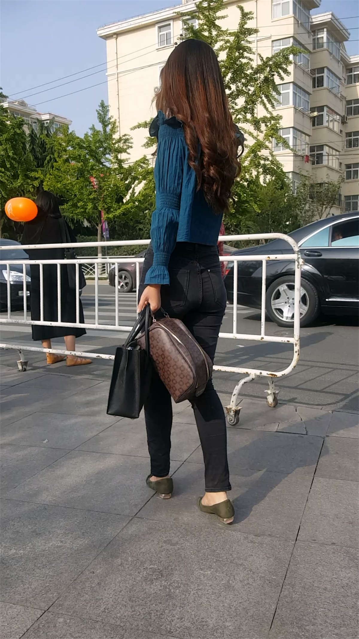 黑色紧绷牛仔裤美腿美女