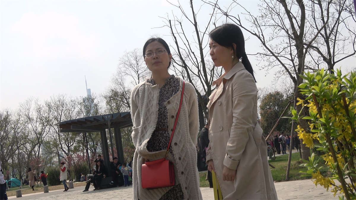 带着孩子逛公园的妈妈