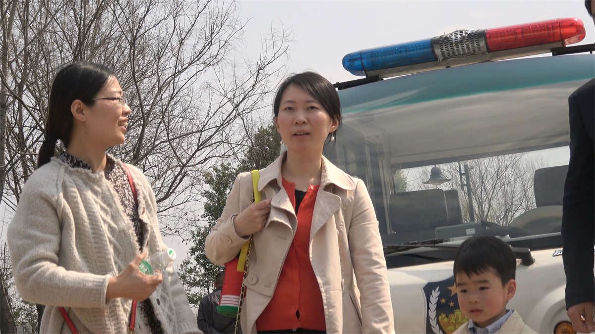 带着孩子逛公园的妈妈
