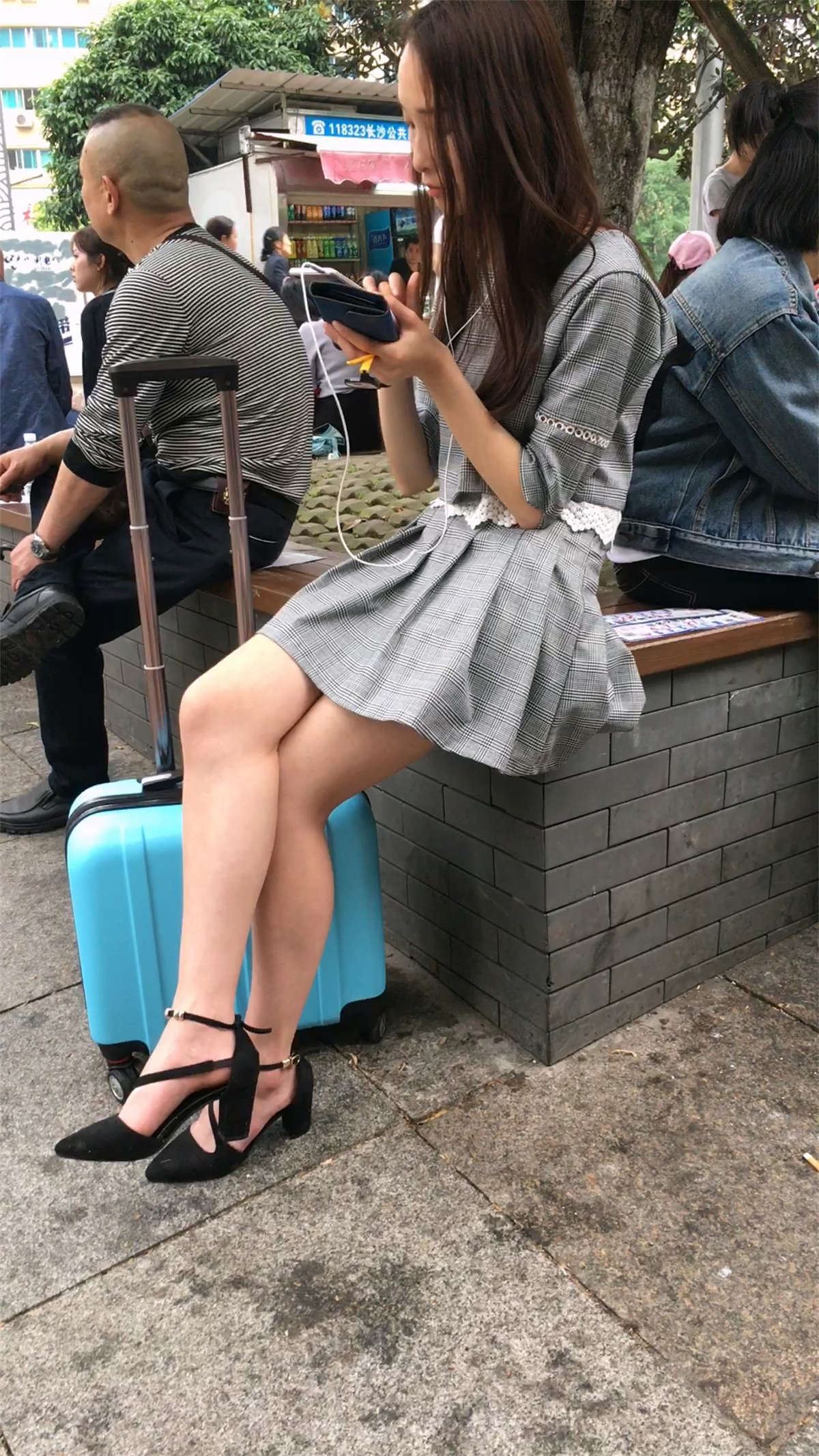 路边休息的高跟鞋美女