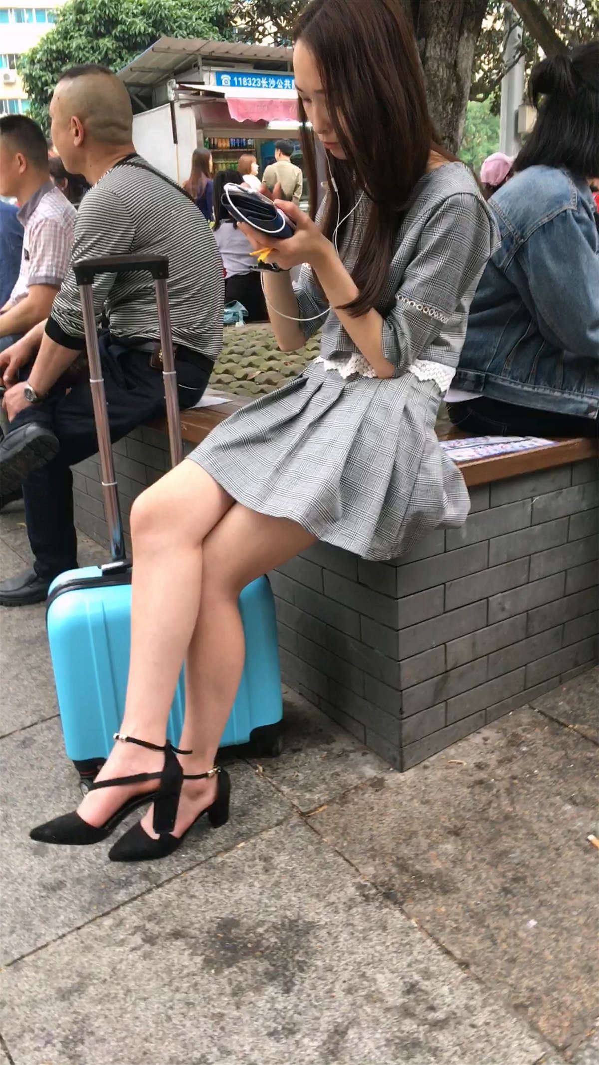 路边休息的高跟鞋美女