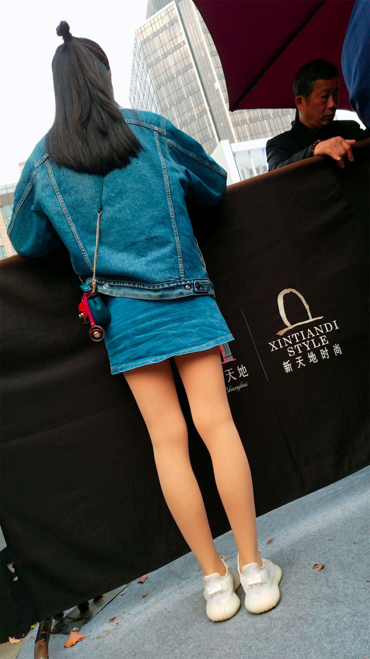牛仔短裙肉丝美腿美眉