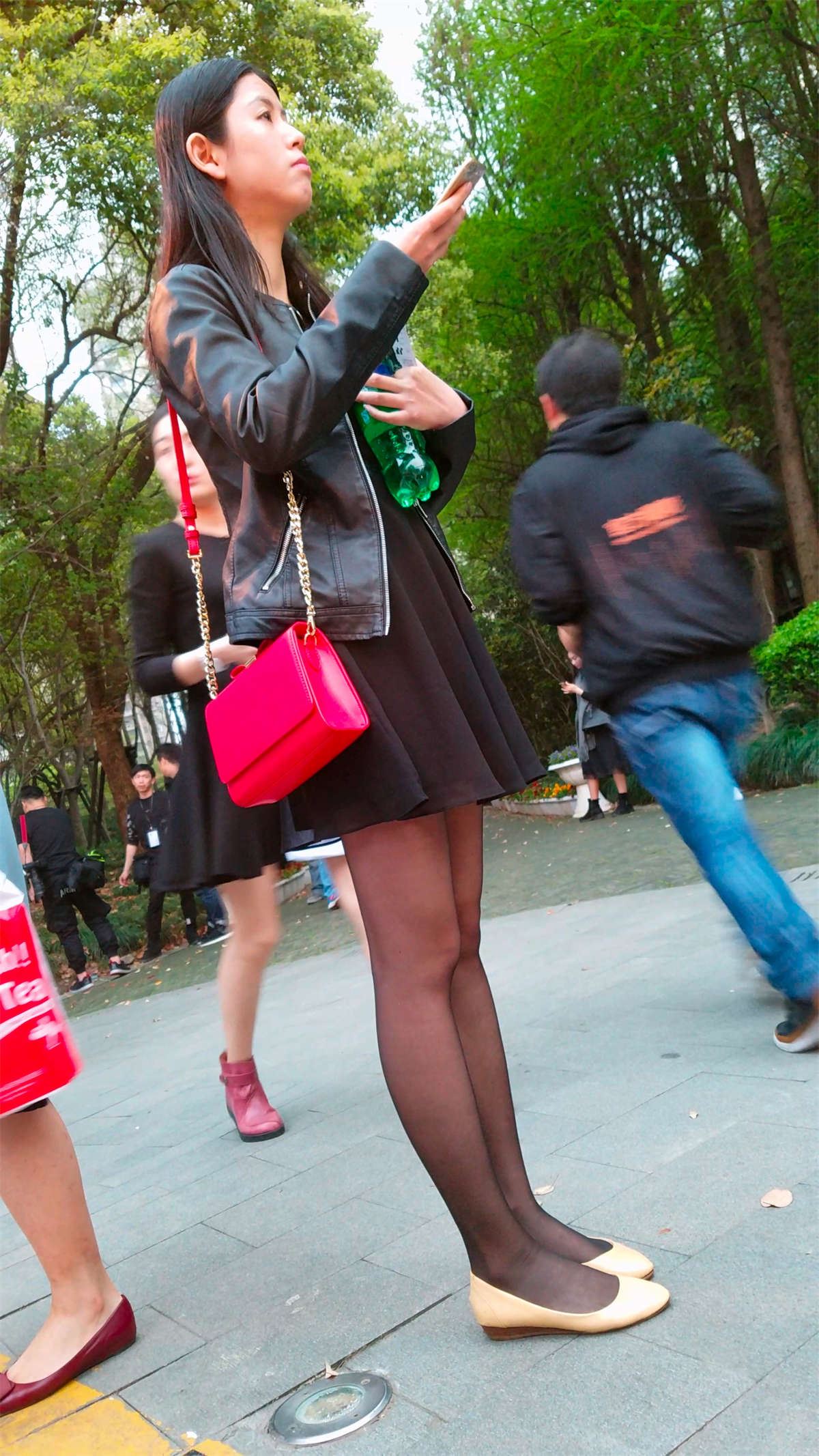 皮夹克黑裙黑丝美腿美女