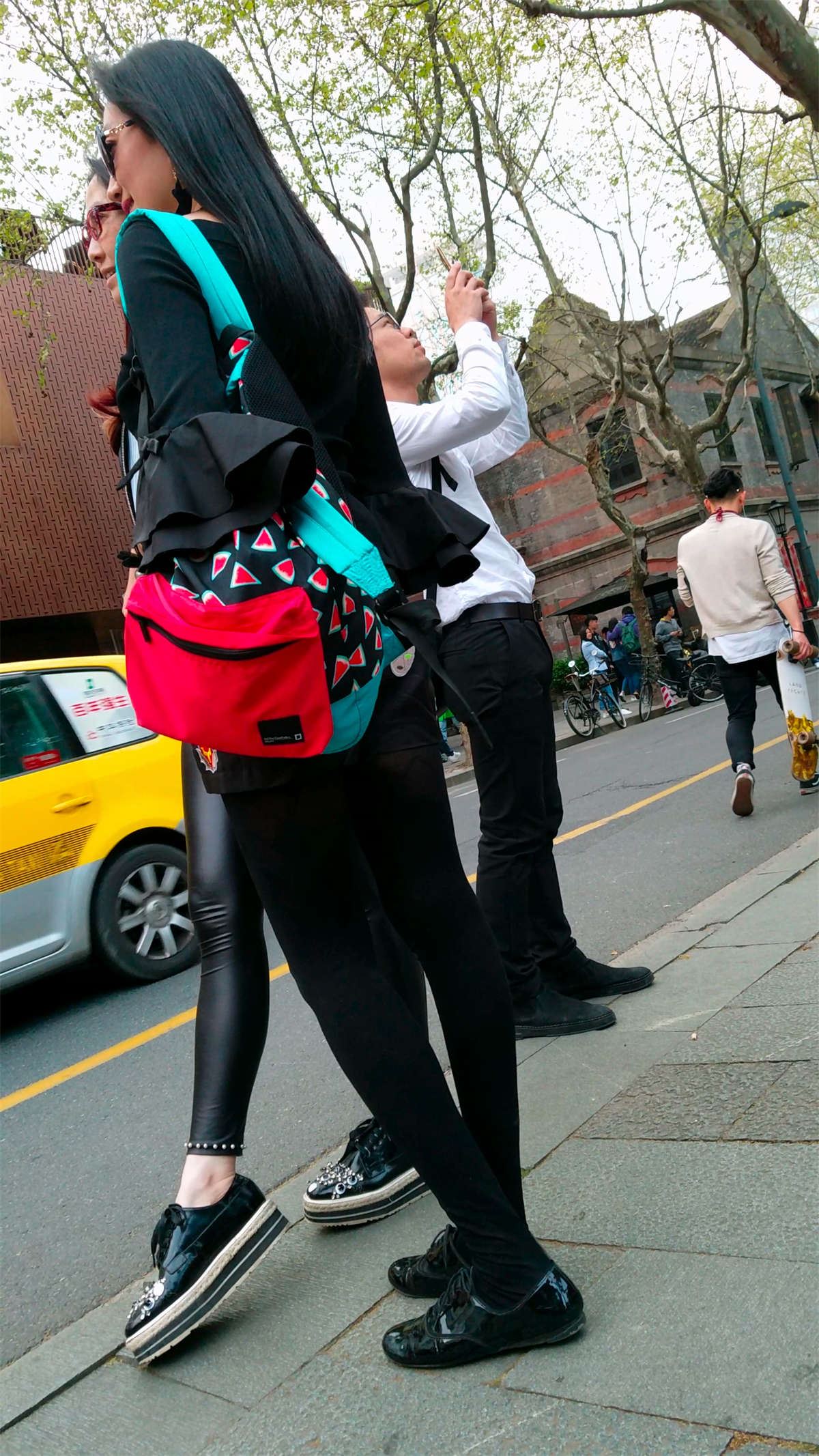 好看的黑色袜裤靓女