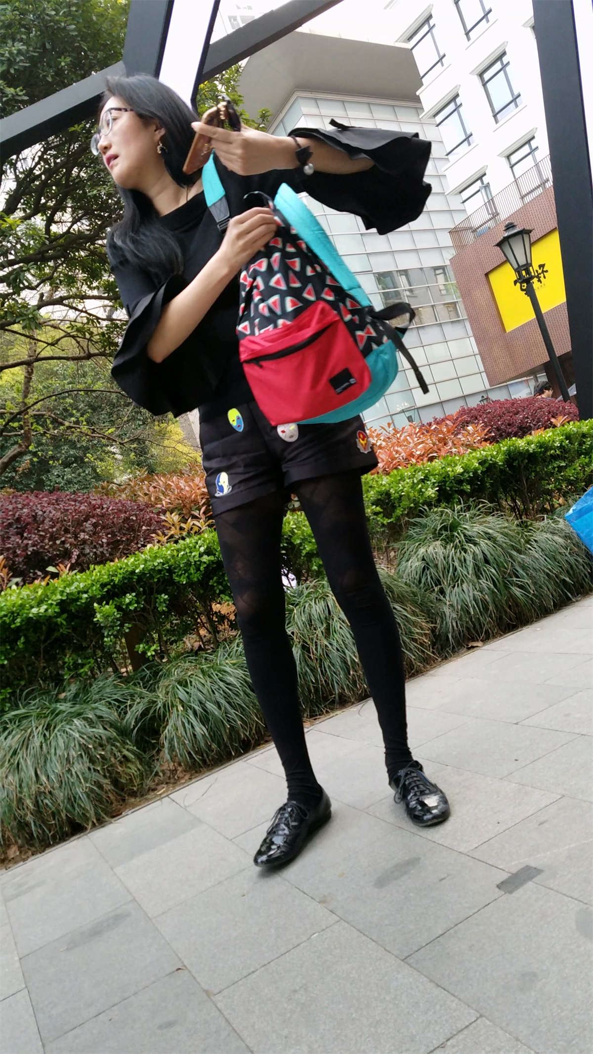 好看的黑色袜裤靓女