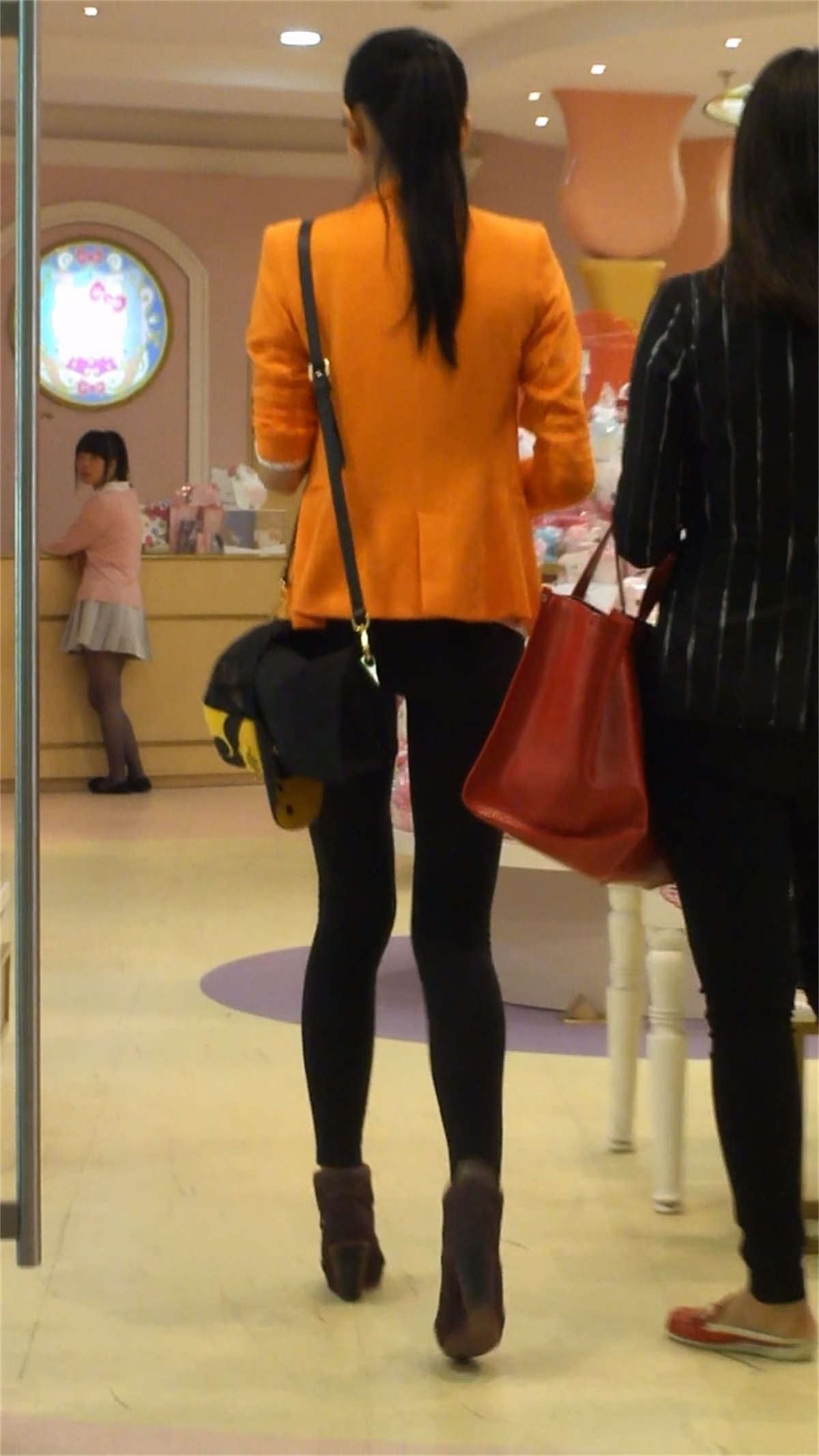 紧身裤长腿美臀美女