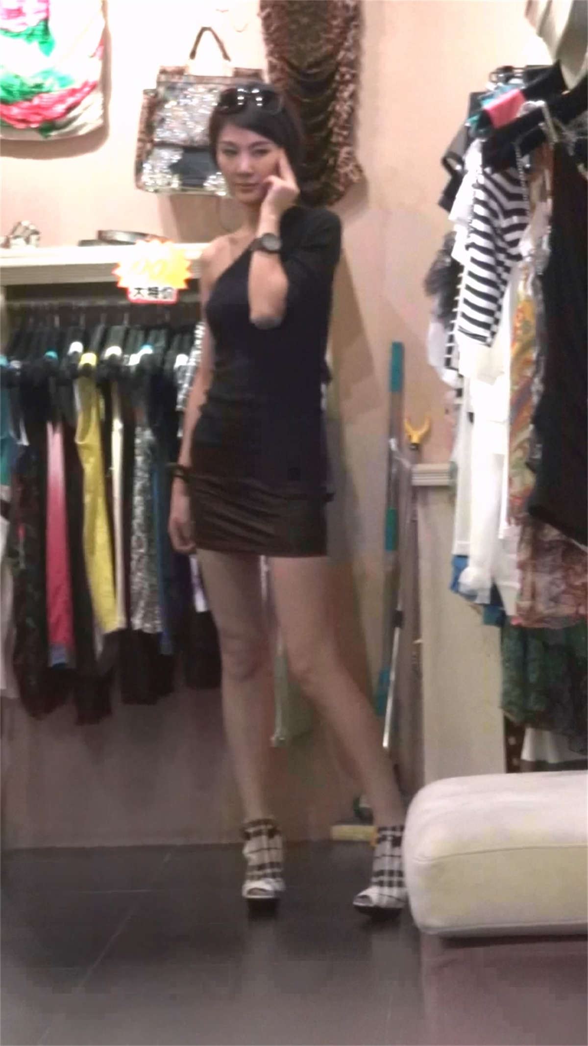 露肩包臀连衣裙长腿美女