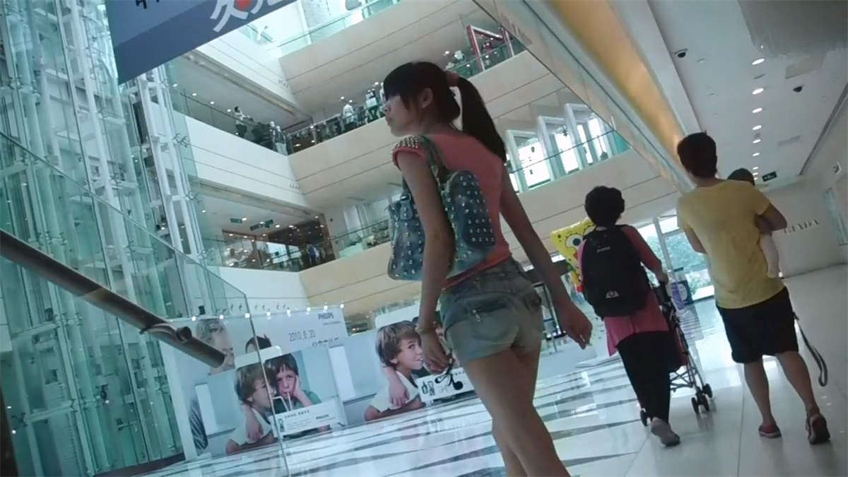 嫩长腿少女上电梯