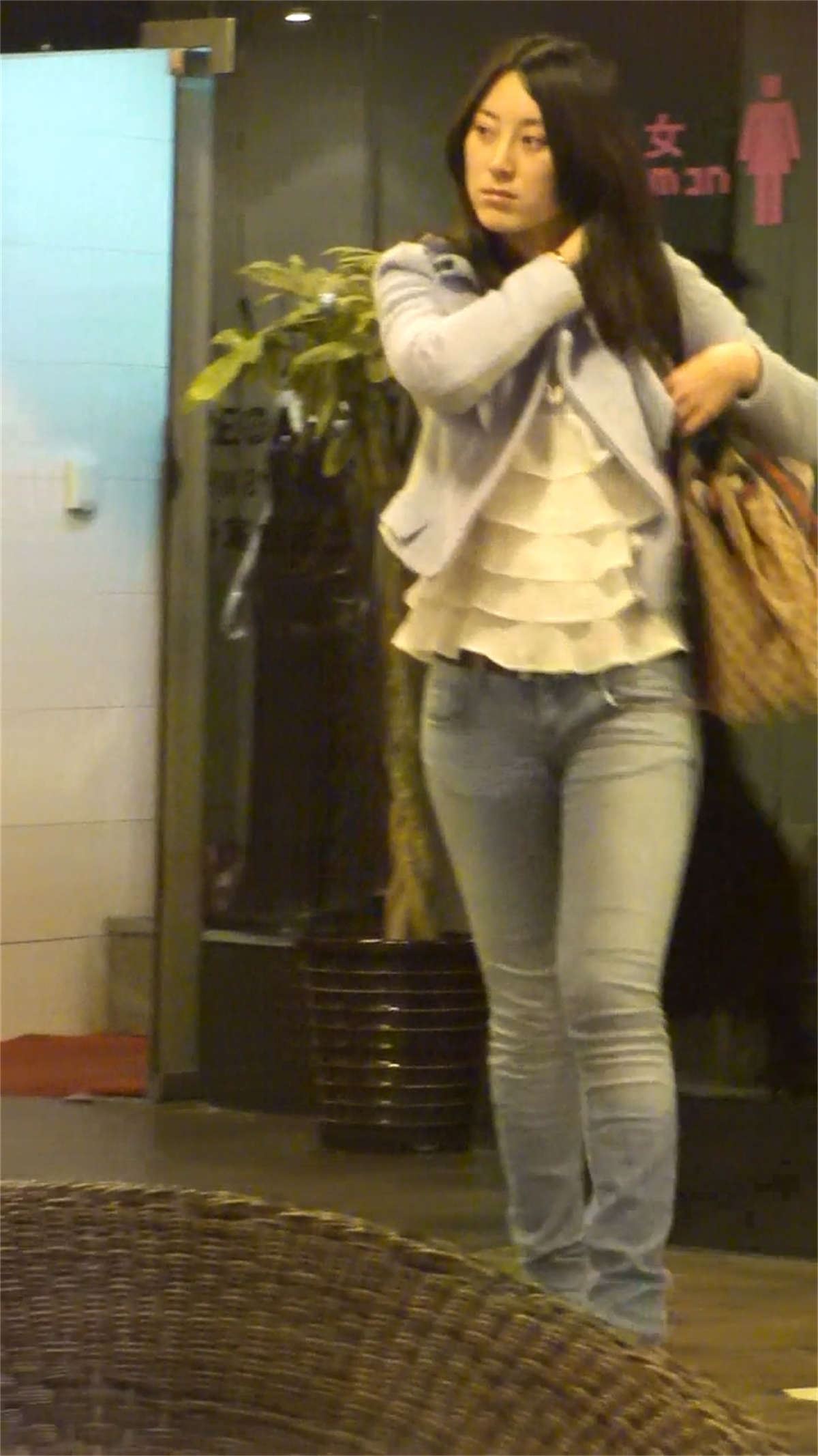 气质高跟牛仔美女