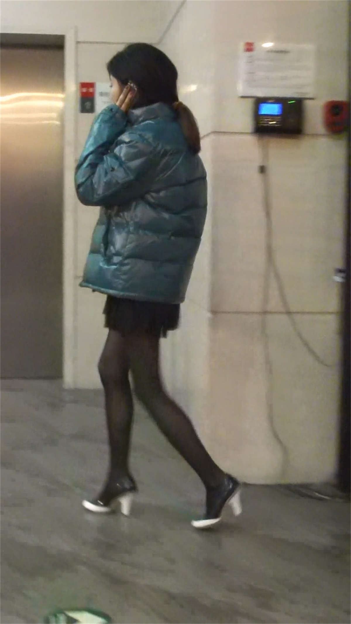 漂亮清纯诱人的MM黑丝高跟