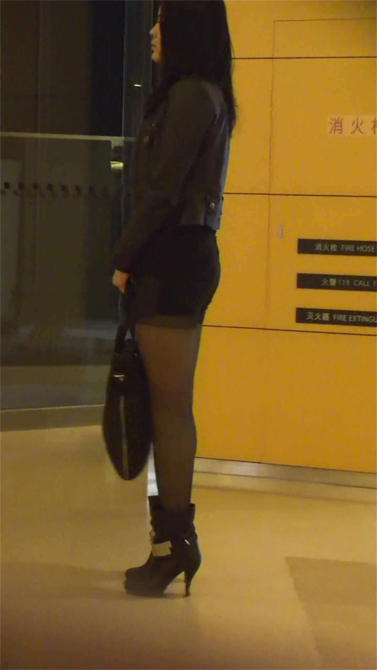 齐B小短裙的黑丝少妇