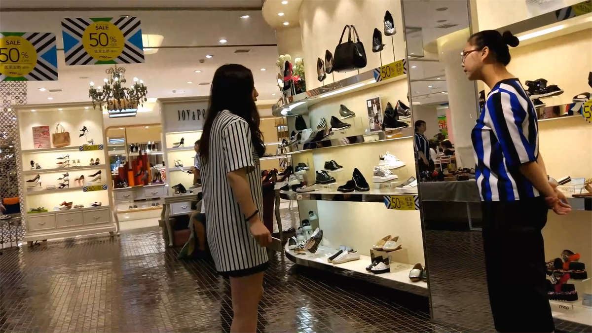 休闲系美女试穿凉鞋