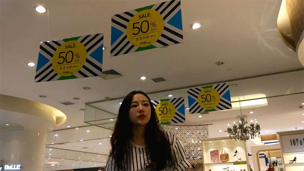 休闲系美女试穿凉鞋