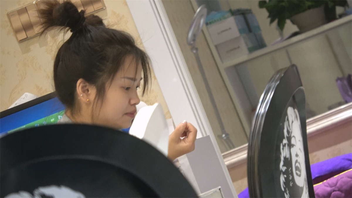美甲店脚丫做美甲的女孩