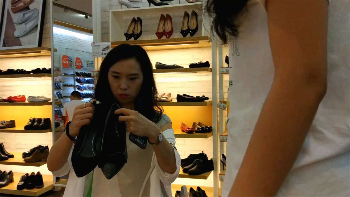 腿上有纹身的美女试穿休闲鞋白色船袜