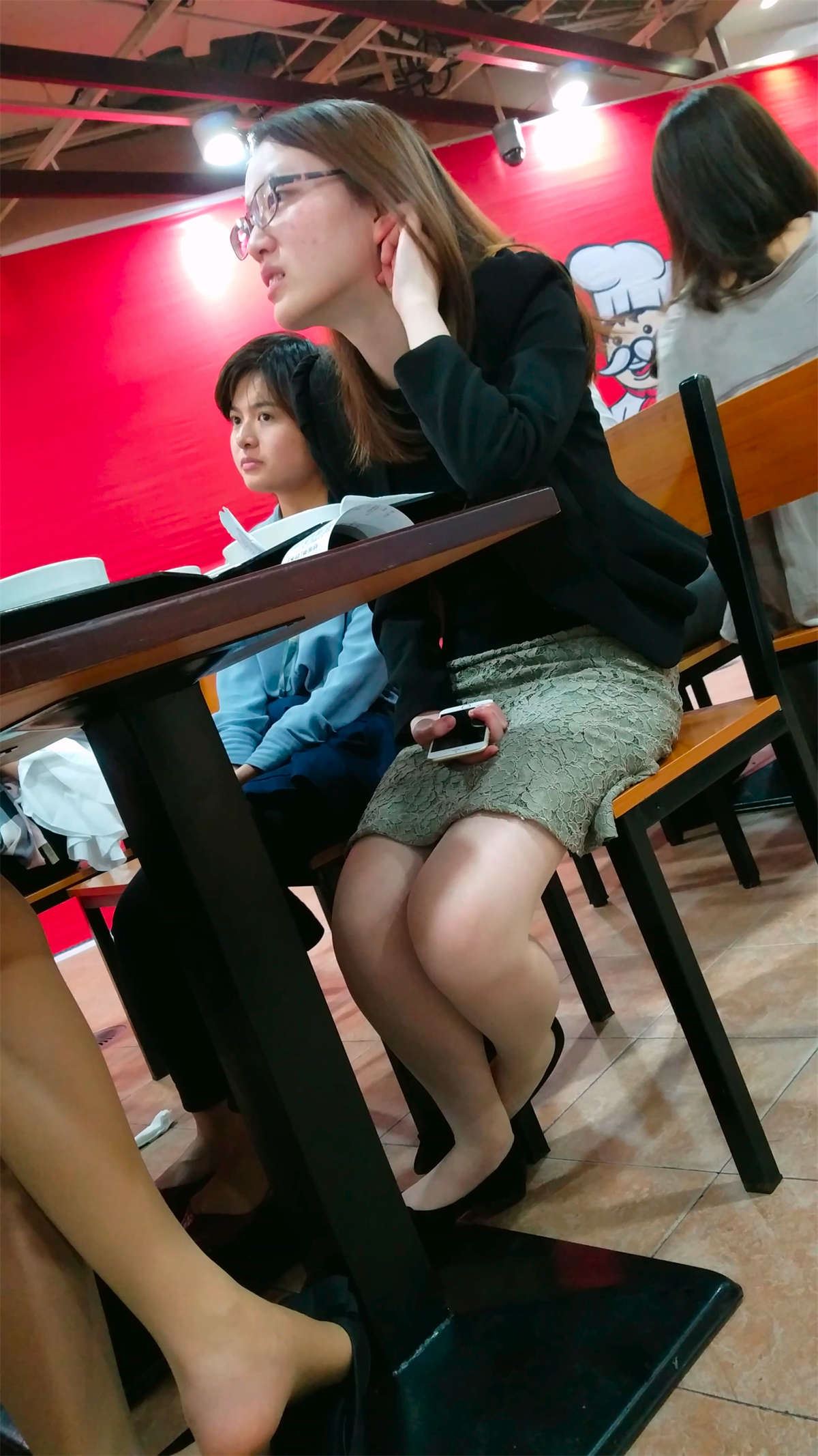 成熟气质美妇吃饭不忘玩鞋子