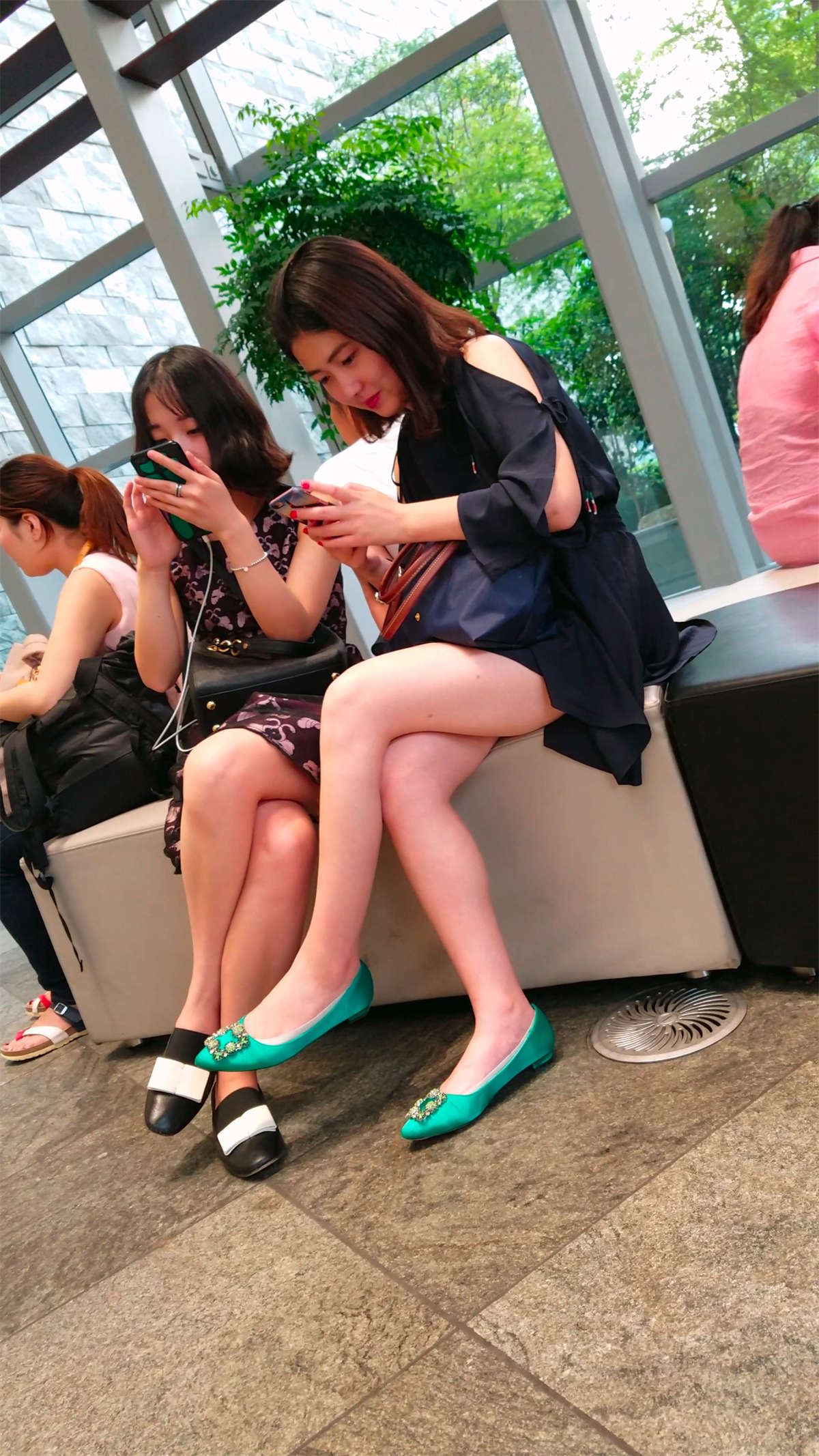 两位美女腿都不错