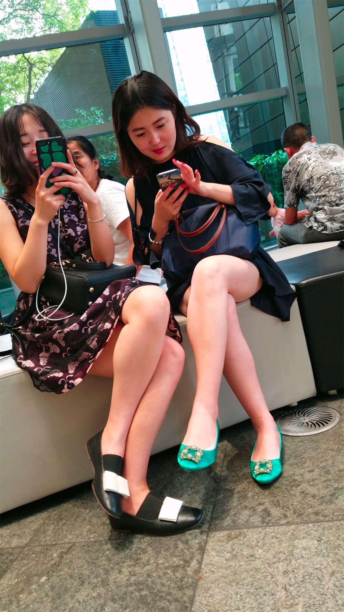 两位美女腿都不错