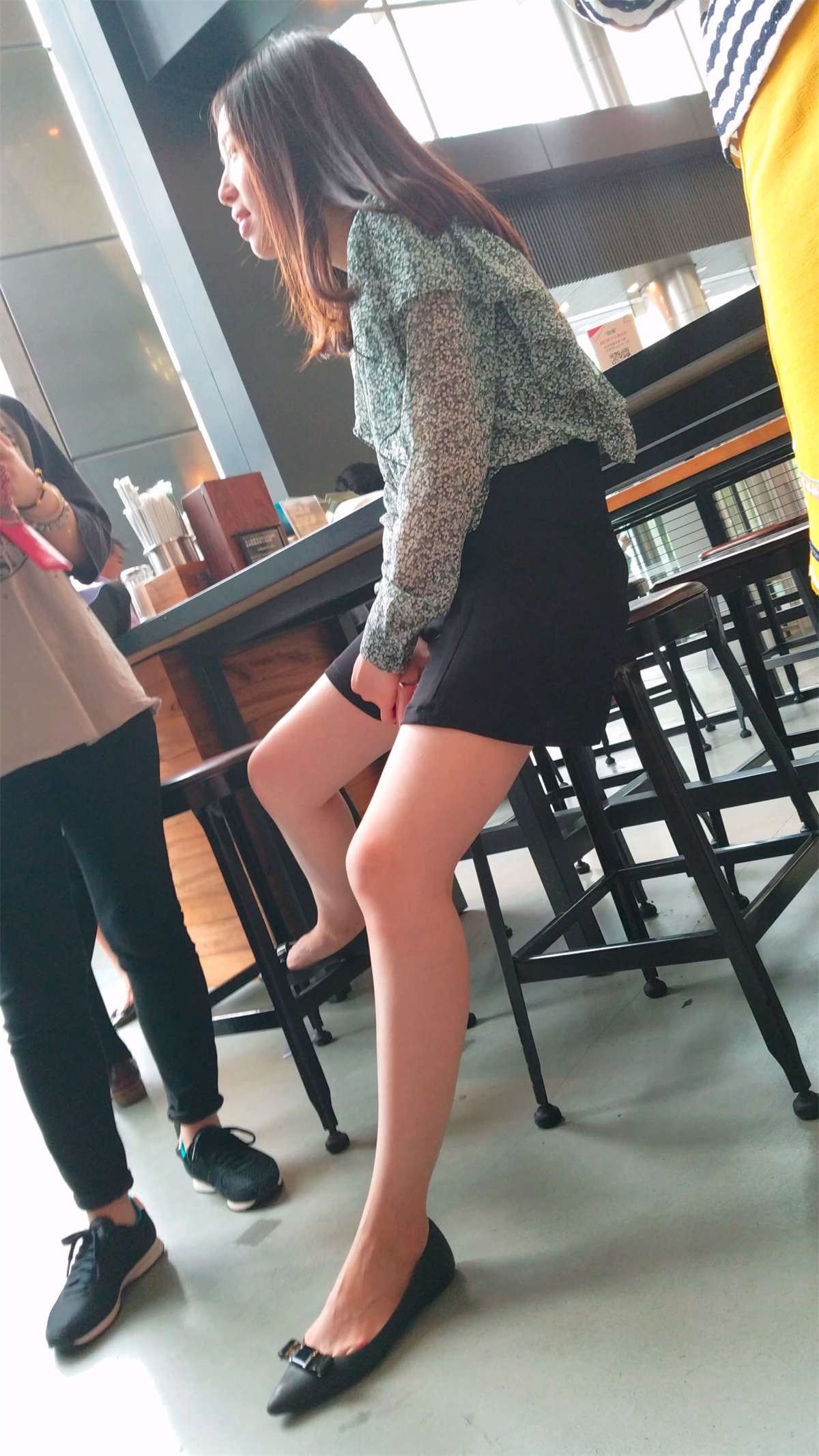超短裙子美女腿很白