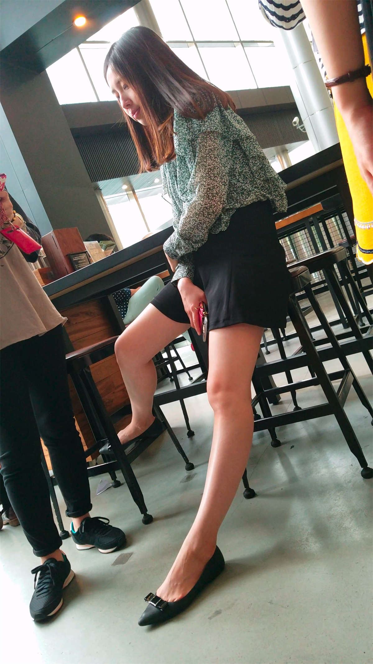 超短裙子美女腿很白
