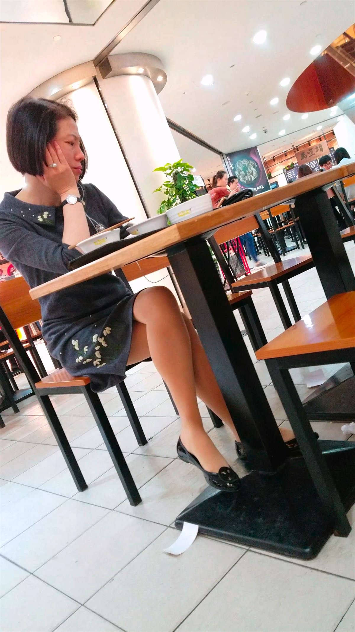 吃饭的肉丝高跟鞋美女