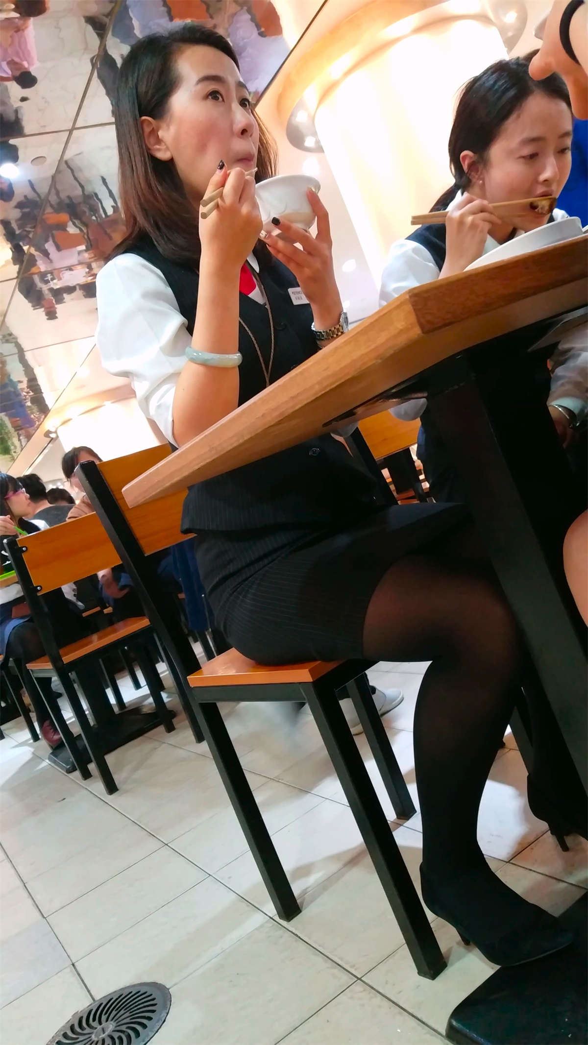 吃饭的黑色丝袜气质长腿美女