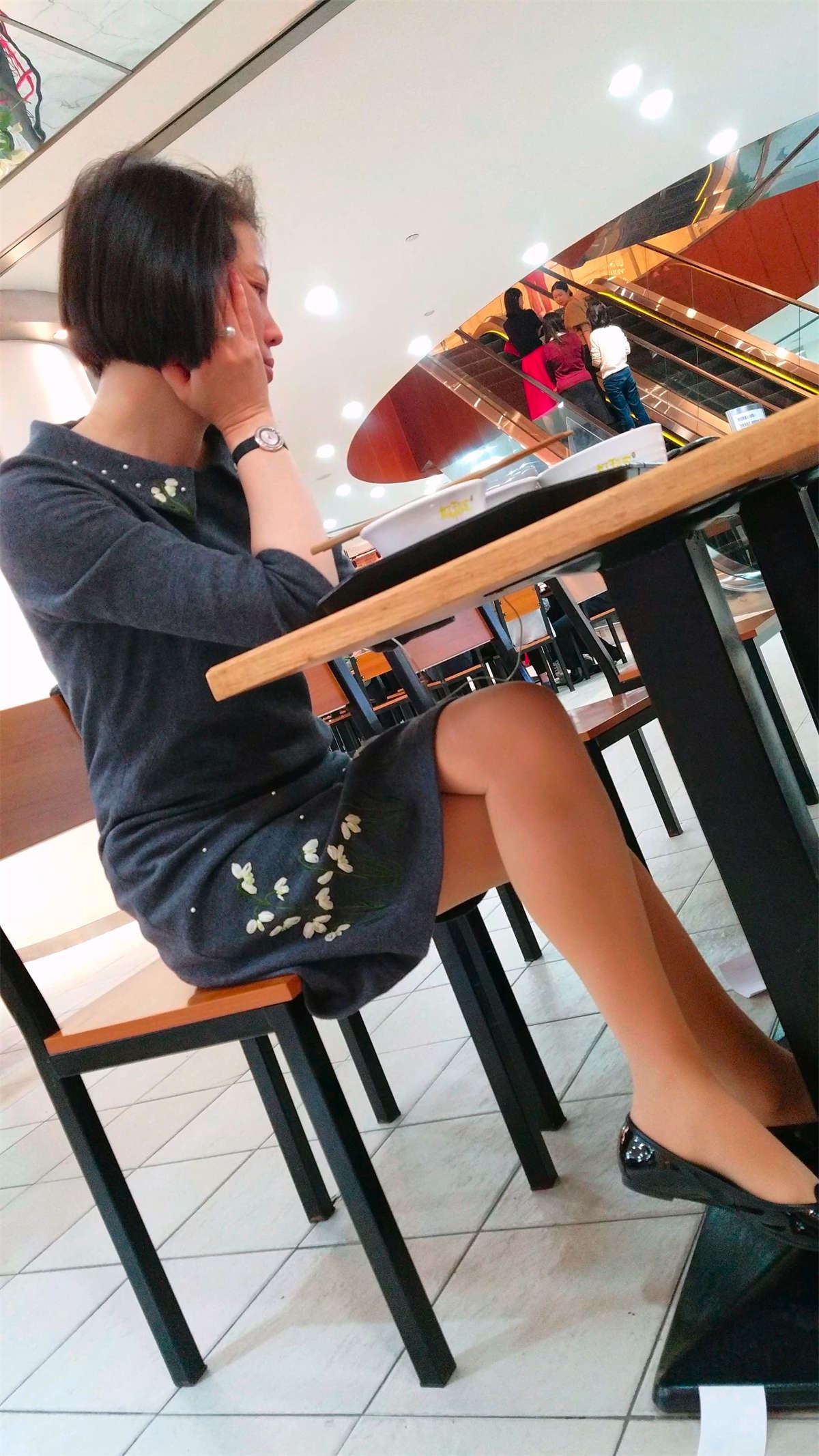 吃饭的肉丝高跟鞋美女