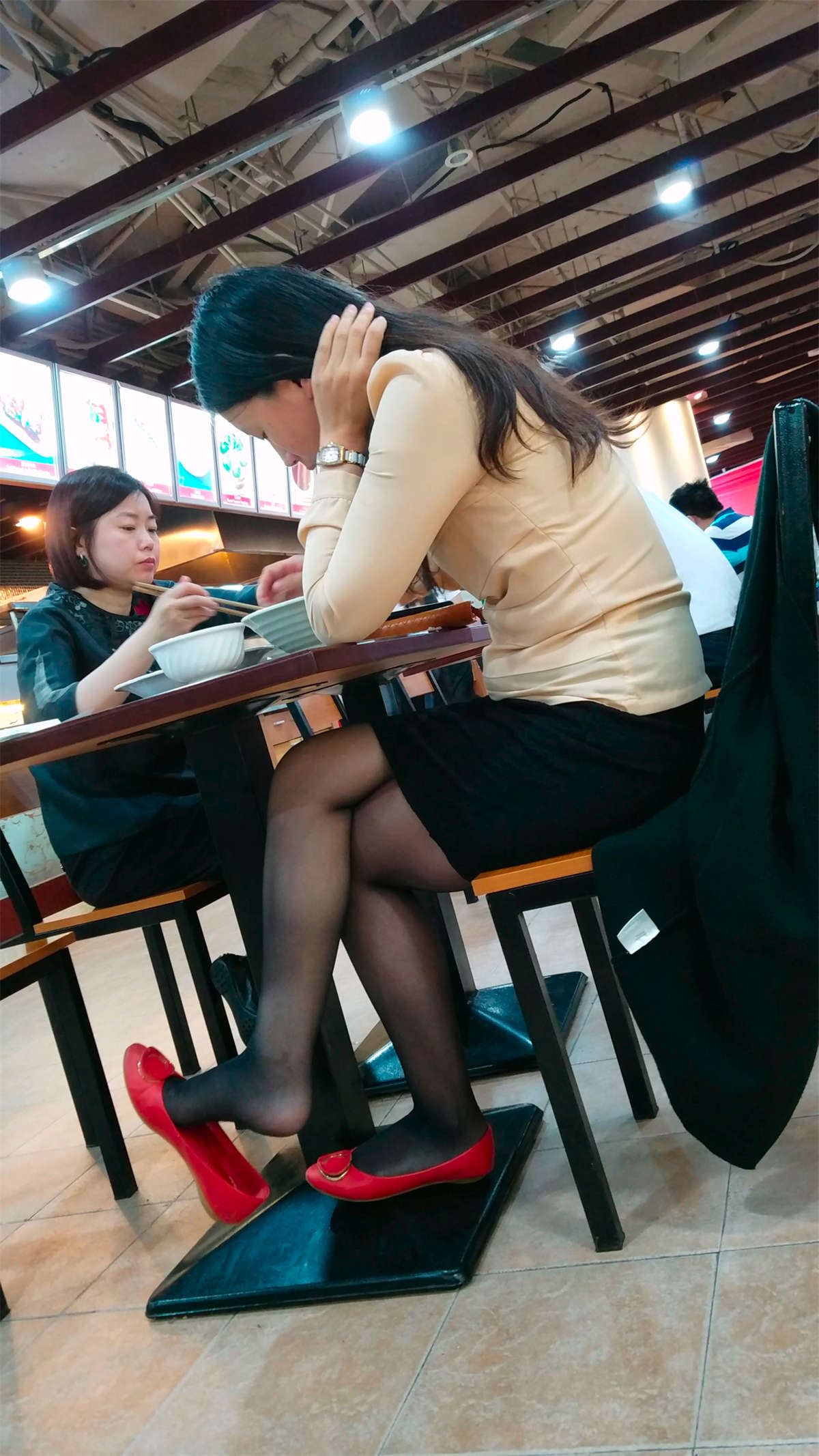 饭店吃东西的黑丝脚丫挑鞋玩