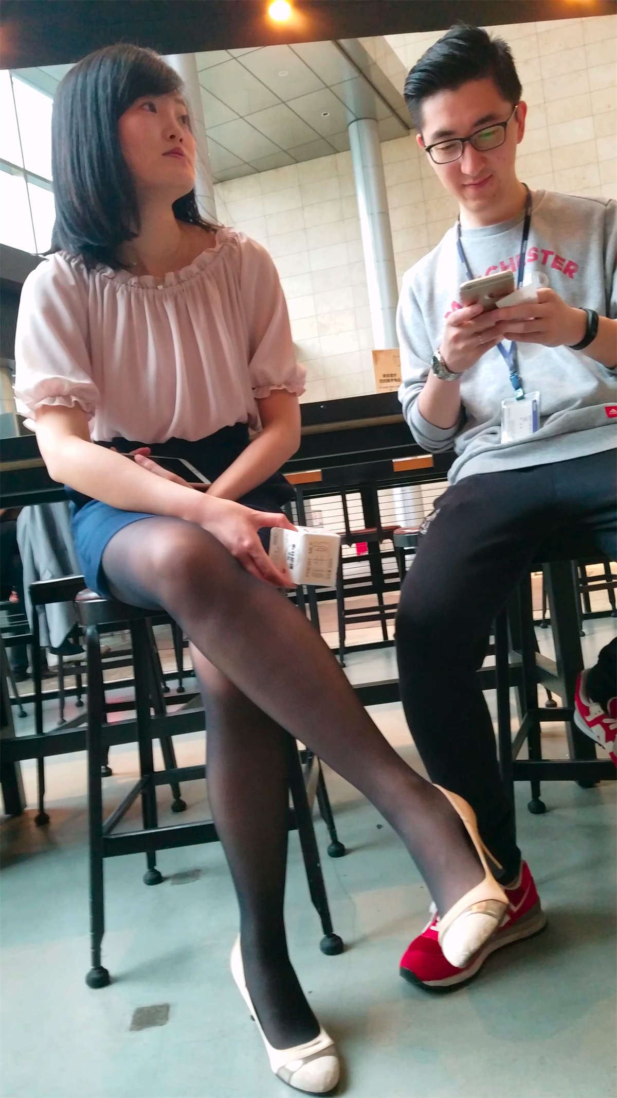 街拍视频黑色丝袜高跟美女