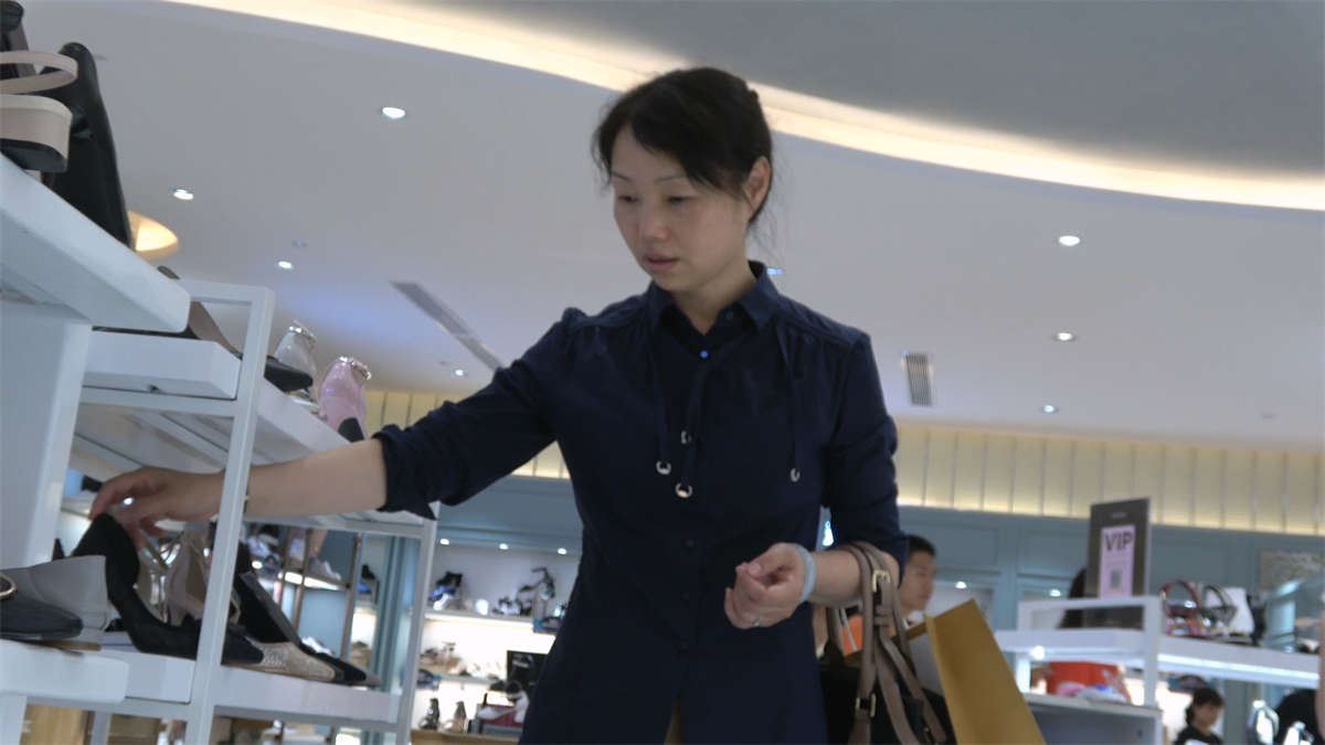 街拍成熟的女人性感的丝袜