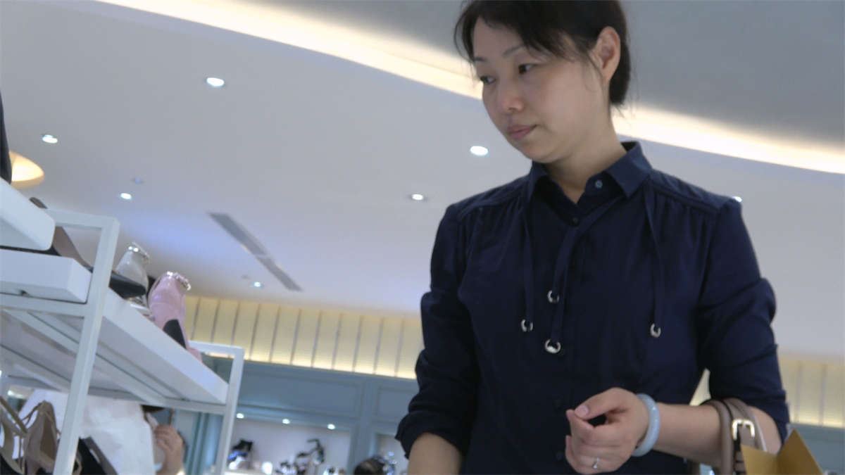 街拍成熟的女人性感的丝袜