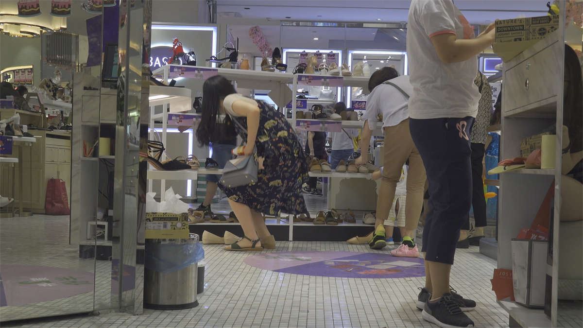 街拍鞋垫美女试鞋子