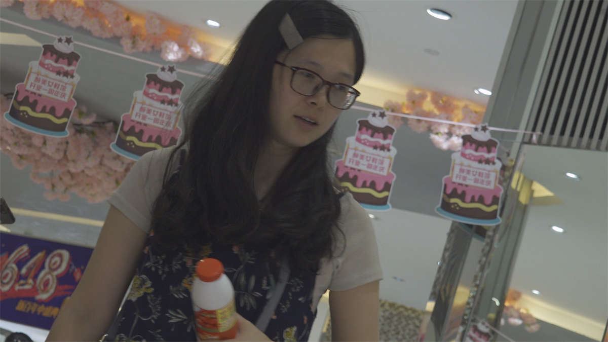 街拍鞋垫美女试鞋子