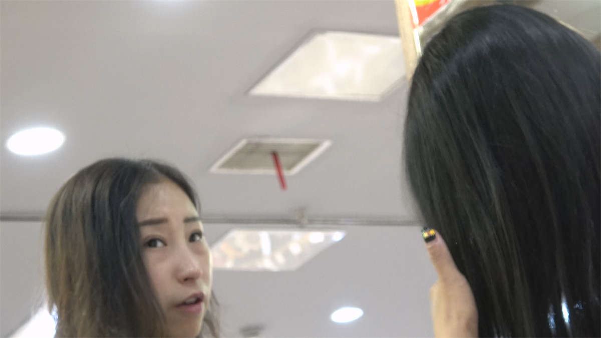 两位气质美女鞋店来回试鞋子