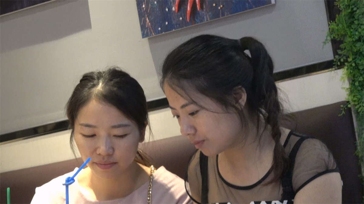 两位脸蛋漂亮的美足美女子