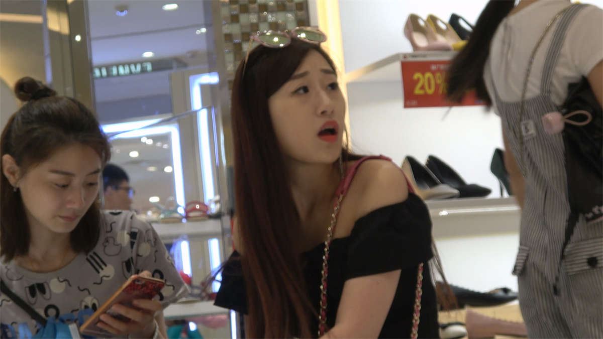 漂亮到极致的时尚气质女神穿丝袜的美脚