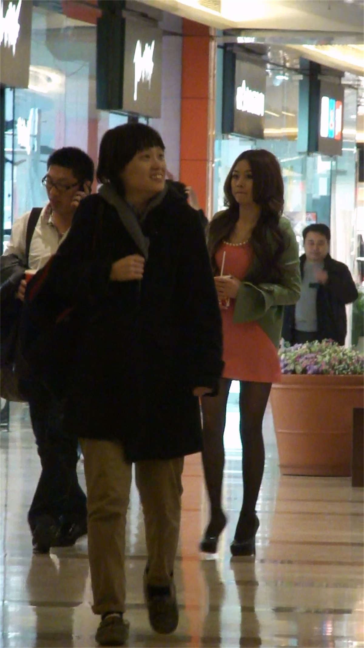 跟拍粉色短裙黑丝袜美女