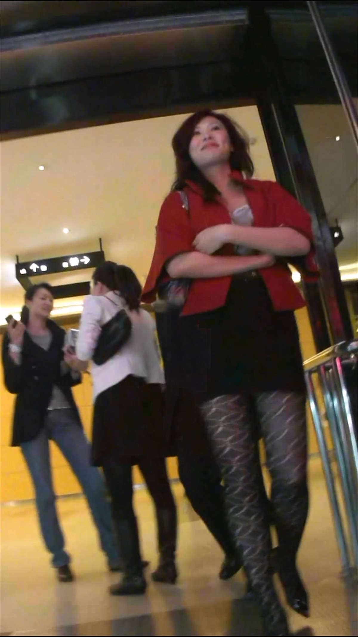 黑丝美熟女和大款一起看电影