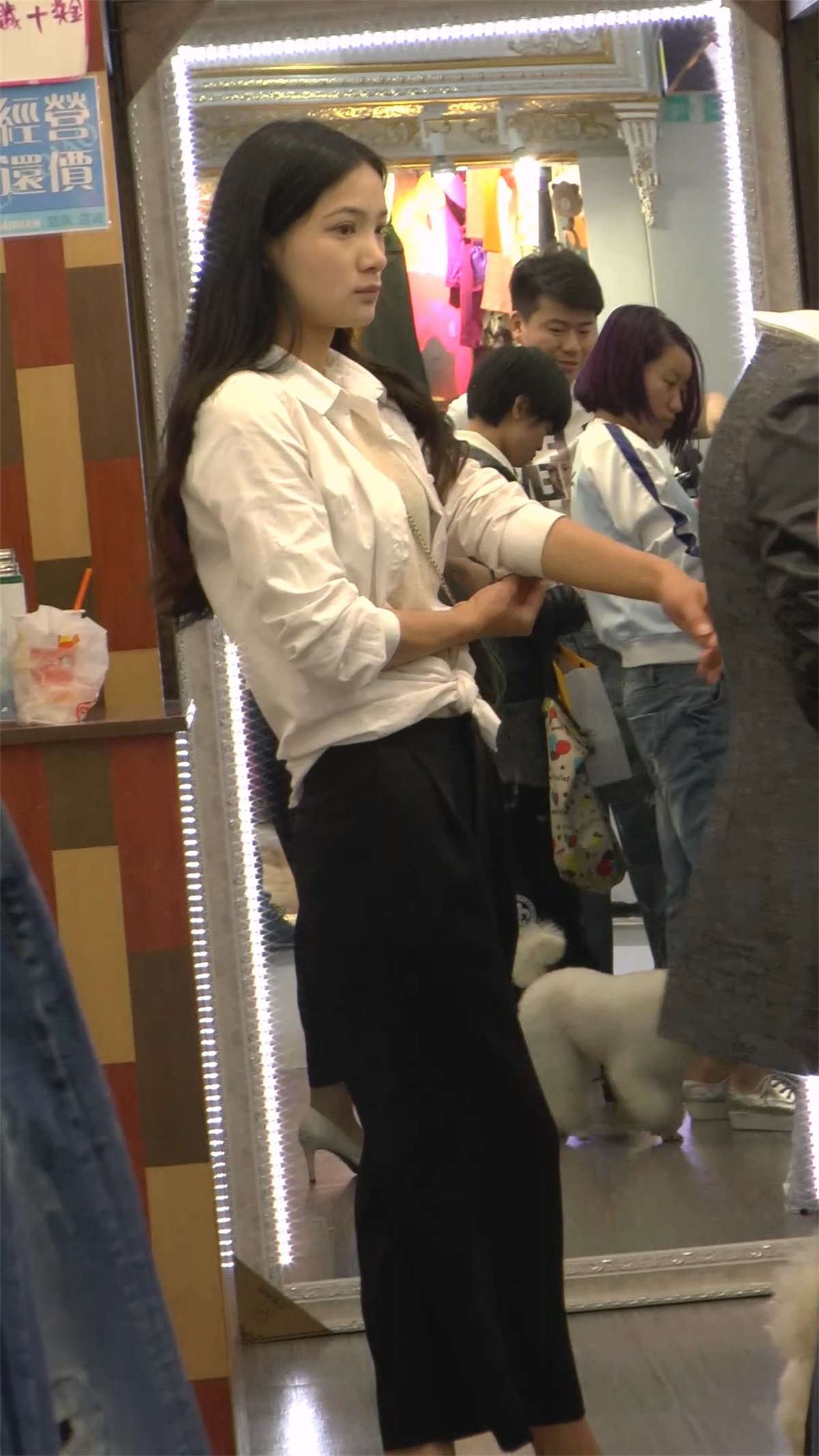鞋店漂亮的美眉试鞋