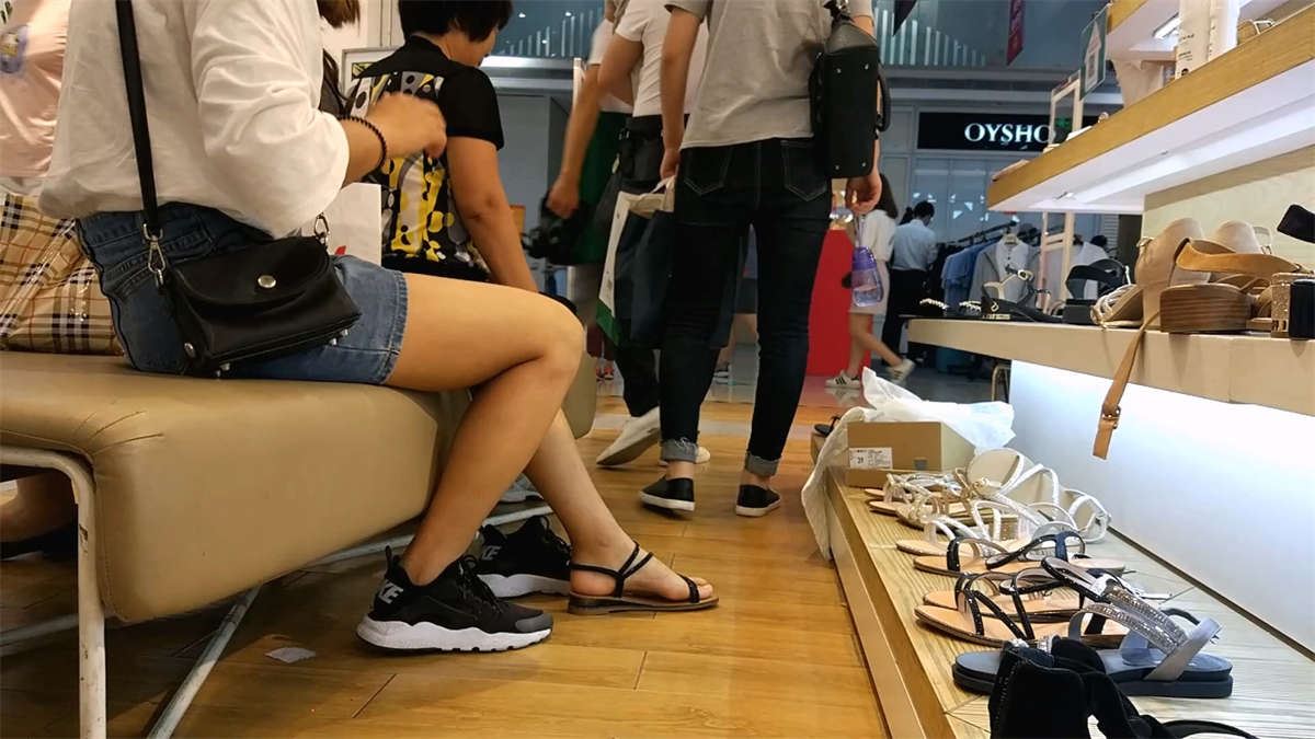鞋店试鞋的丝袜牛仔包臀裙小美女