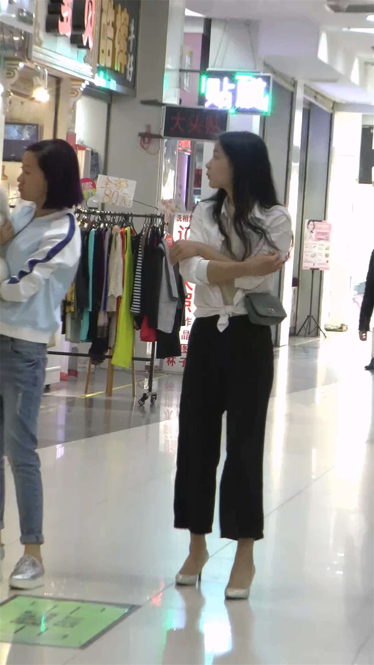鞋店漂亮的美眉试鞋