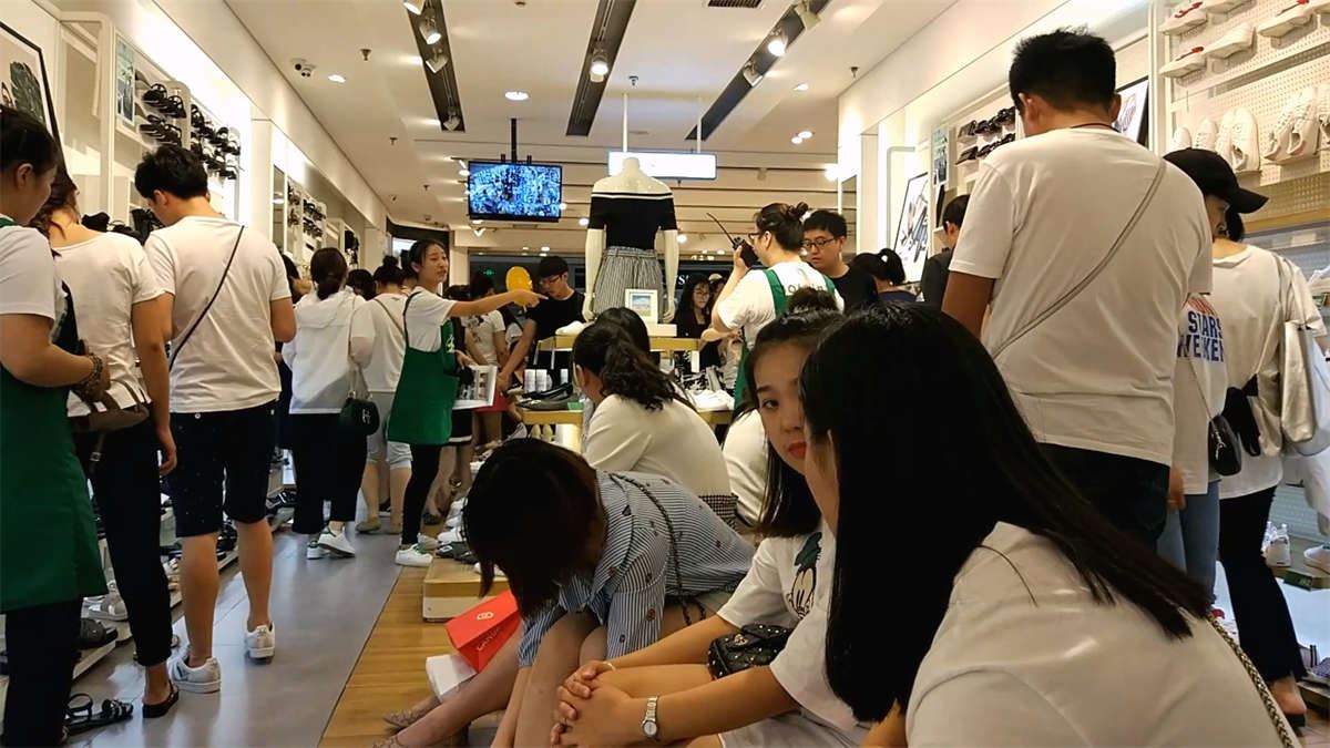 鞋店试鞋试出各种场景
